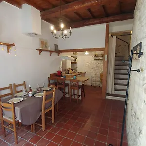  Hébergement de vacances Charmante Maison Arlésienne à L'ombre Des Arènes, De 2 à 5p France