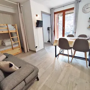  Appartement Le Reflet Des Montagnes, Studio, Centre Luchon, 4 Personnes France
